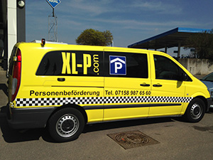 Auffälliger gelber Shuttlebus vom XL-P Parkhaus