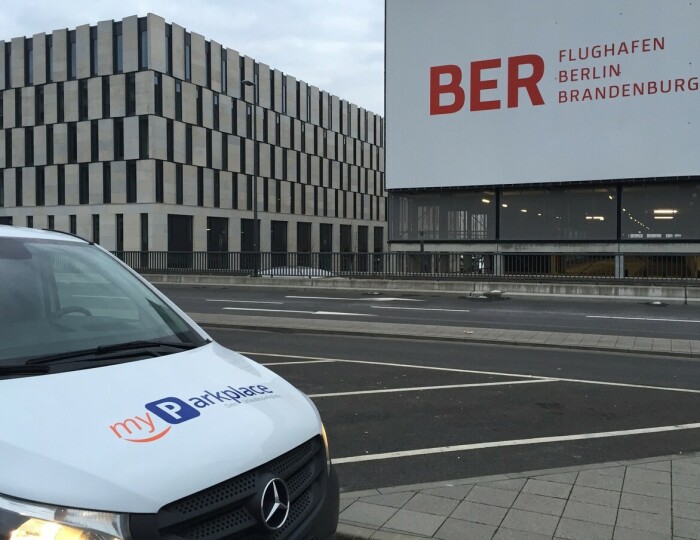 Auto Parken Flughafen Berlin Tegel www.parkplatzvergleich.de